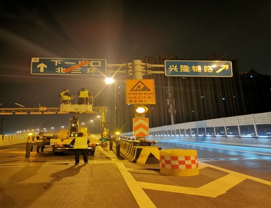 丽水郑州市北三环彩虹桥交通标志牌安装现场